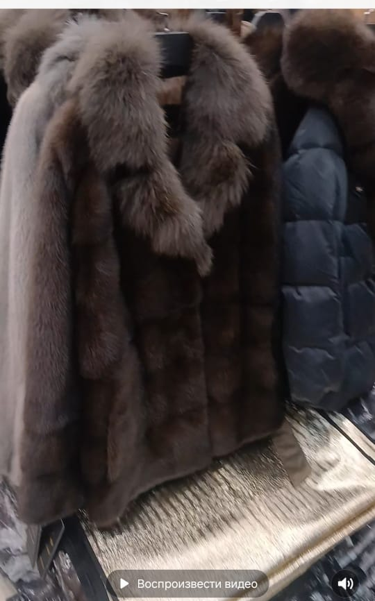 Шуба с песцовым воротником в ТЦ Хоргос